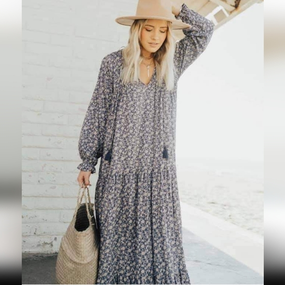 Carly Jean Los Angeles Dresses & Skirts - Carly Jean Los Angeles Tiered Boho Floral Maxi Dress Size L